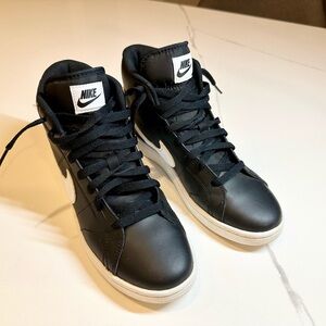 Women’s black Nike blazers. Very good conditions. Size 9